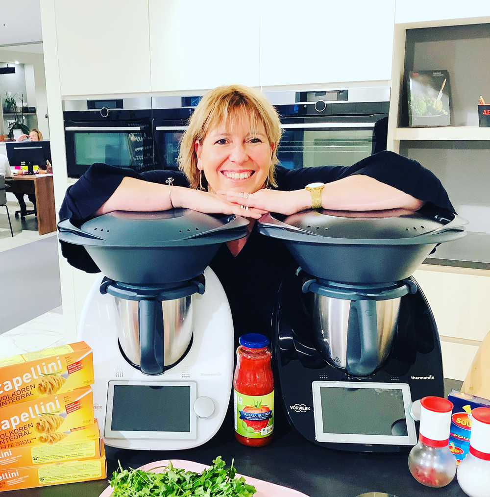 Christelle Delmote posant avec deux thermomix