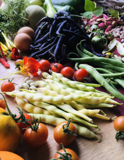 Ensemble de légumes cultivés en permaculture sur plan de travail en bois