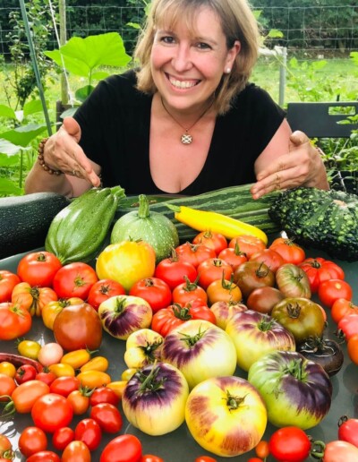 Christelle Delmote devant des tomes disposées en forme de coeur